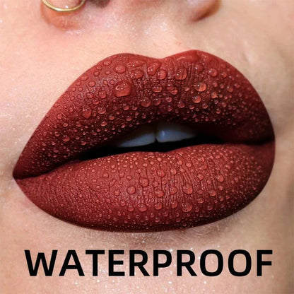 Labbra con rossetto liquido opaco impermeabile effetto velluto colore rosso scuro con gocce d'acqua