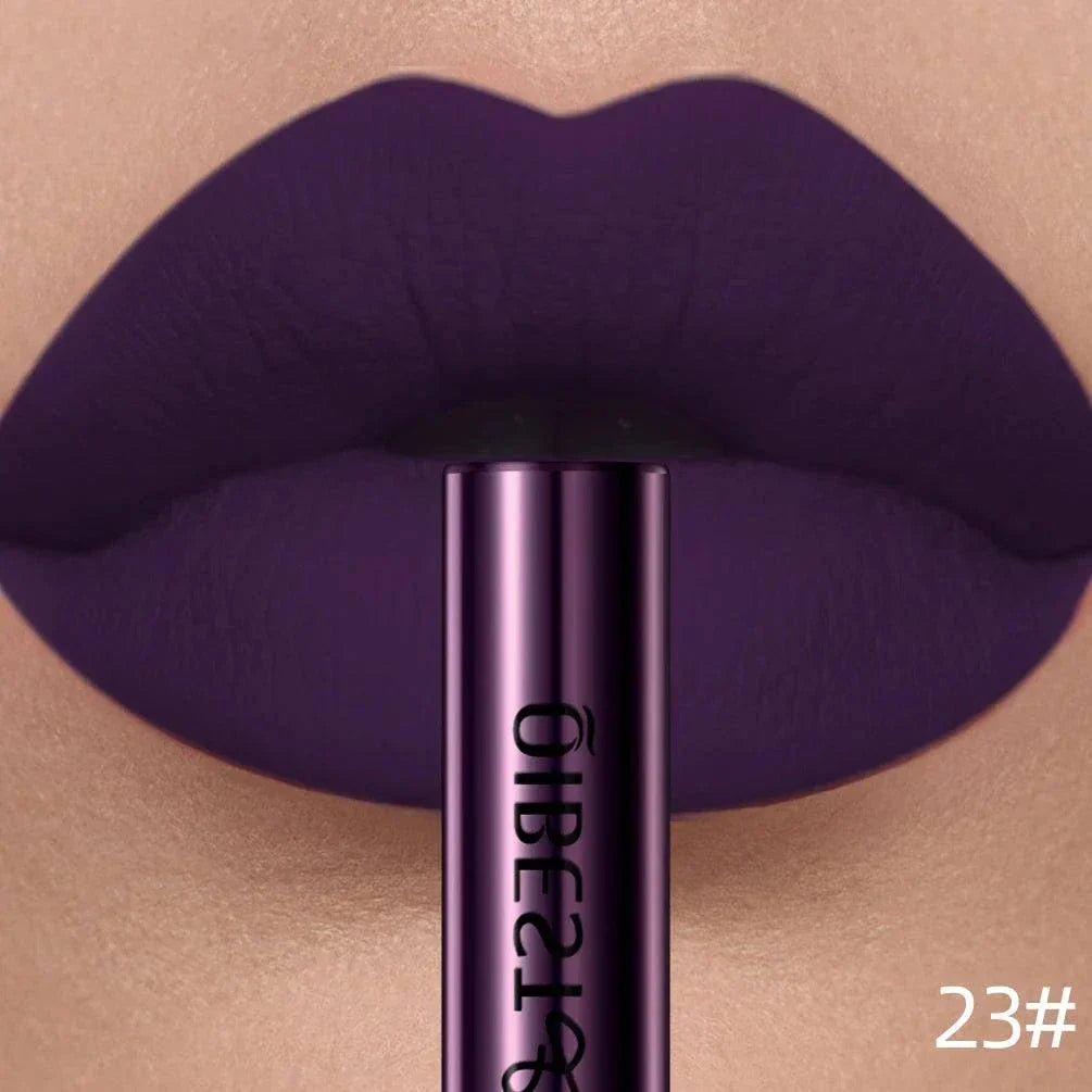 labbra con rossetto liquido opaco viola a lunga durata impermeabile e vellutato