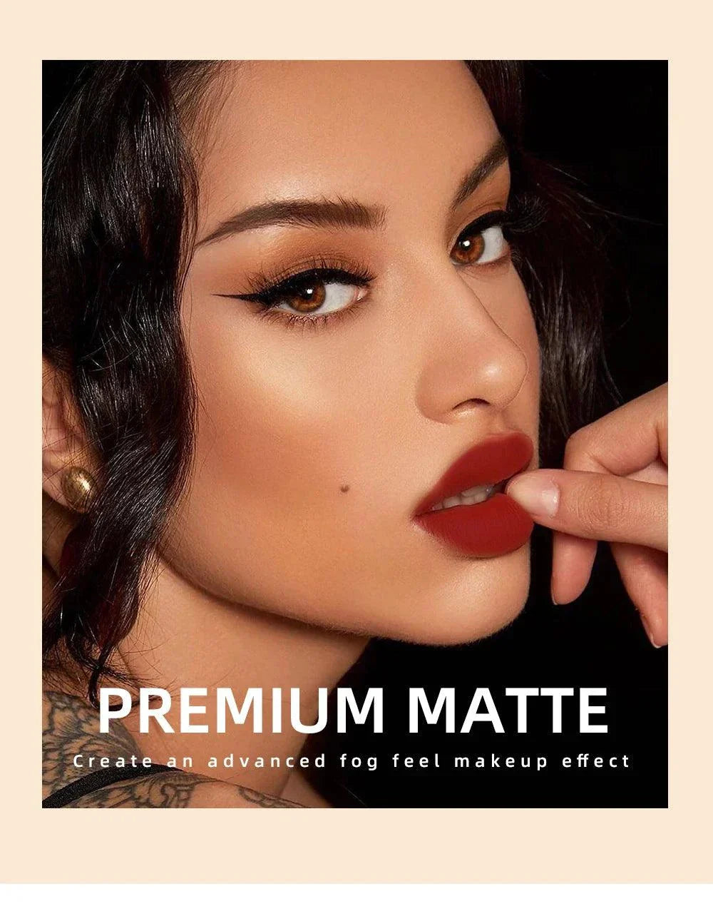 Donna con trucco labbra rossetto liquido opaco colore rosso intenso effetto velluto impermeabile