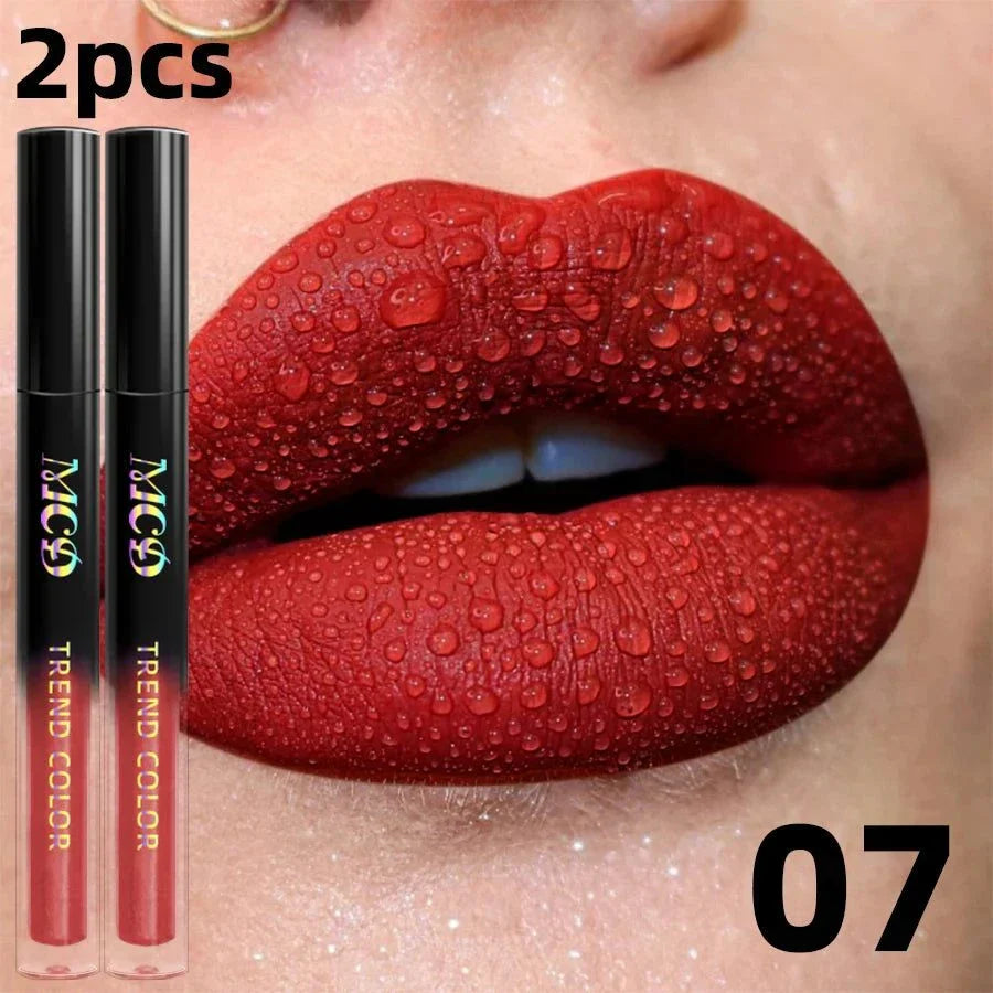 Lucidalabbra impermeabile rossetto liquido opaco rosso con gocce d'acqua sulle labbra
