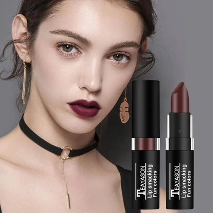 Rossetto nudo opaco a lunga durata colore bordeaux su modello con trucco elegante