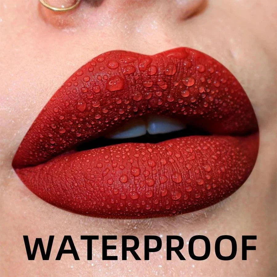 Labbra con rossetto liquido opaco impermeabile colore rosso vellutato con gocce d'acqua