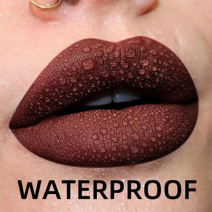 Labbra con rossetto liquido velluto opaco impermeabile marrone scuro con gocce dacqua