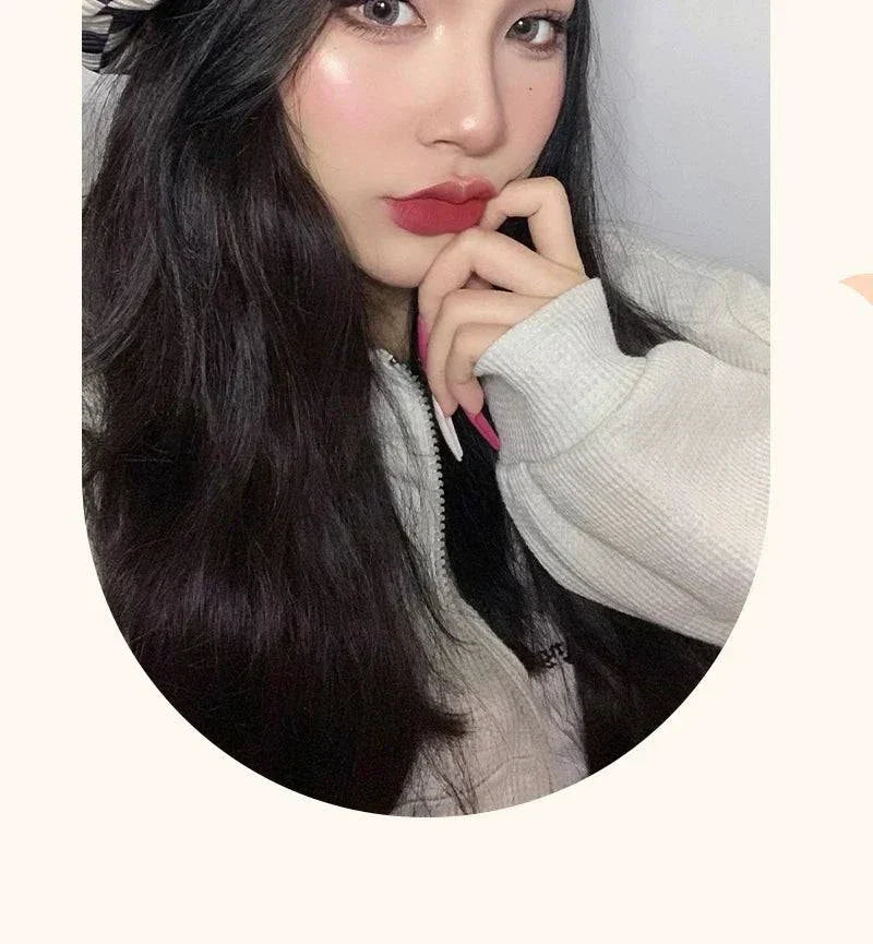 ragazza con rossetto opaco rosso resistente al sudore trucco labbra perfetto