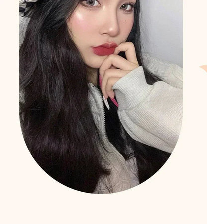 ragazza con rossetto opaco rosso resistente al sudore trucco labbra perfetto