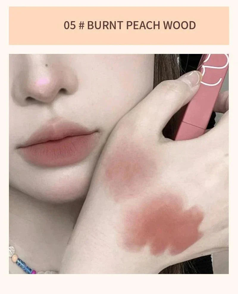 rossetto opaco impermeabile tono burnt peach wood su pelle e labbra